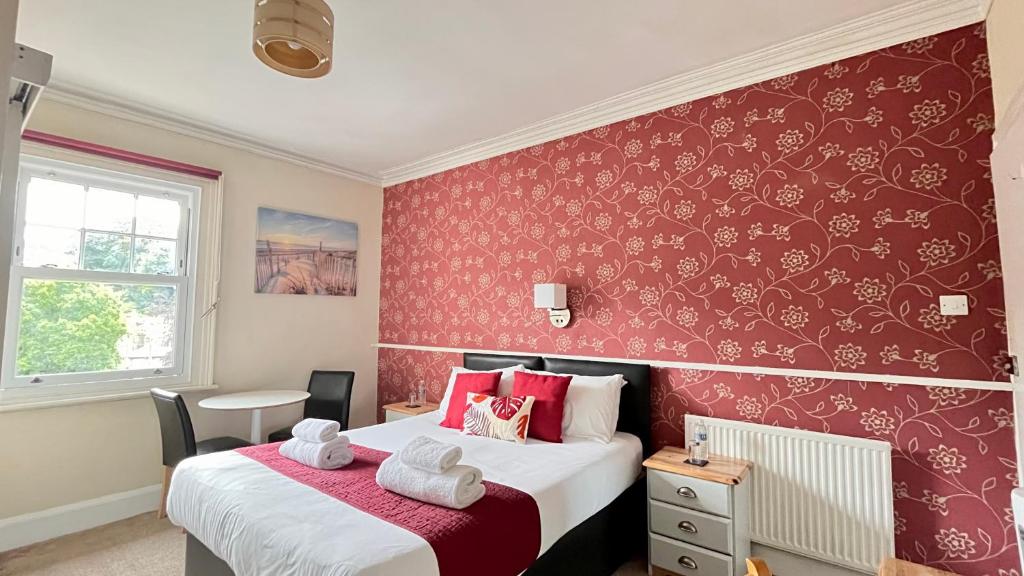 King Room with Garden View - 5-Foot Zip & Link King-Size Bed at Tusker Lodge Torquay